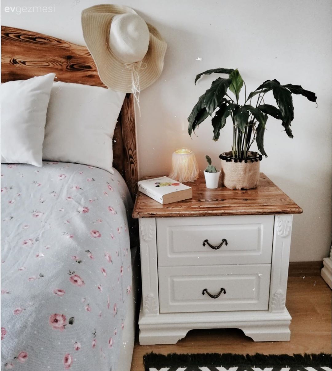 Yatak Odası, Ahşap Mobilya, Yatak başlığı, Bohem Dekorasyon, Beyaz, Siyah, Gri, Komodin, Halı, Geometrik desen, Desenler, Kırlent, Ev tekstili, Ev bitkisi