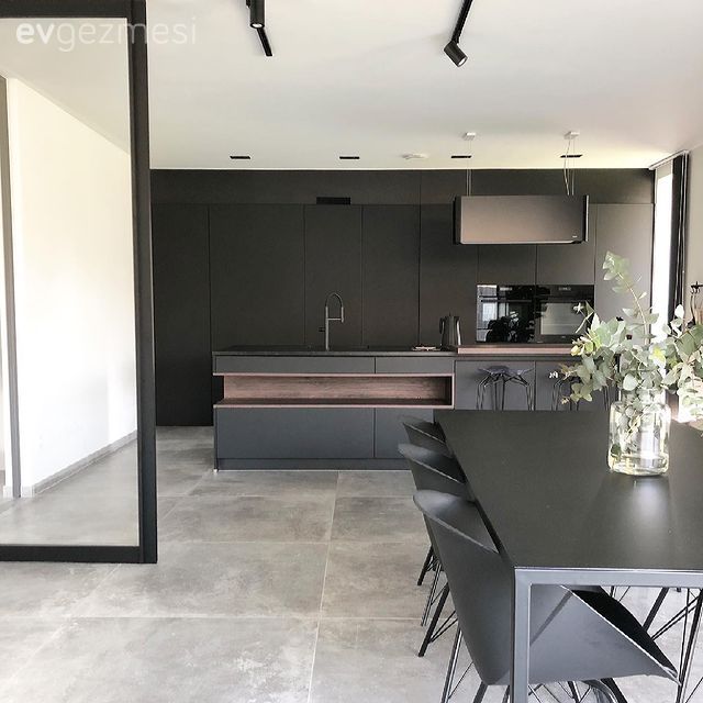 Sandalye, Yemek Odası, Modern, Siyah, Spot aydınlatma, Aydınlatma, Mutfak zemin seramikleri, Mutfak, Ev bitkisi, Saksı, Zemin seramikleri, Kapı 