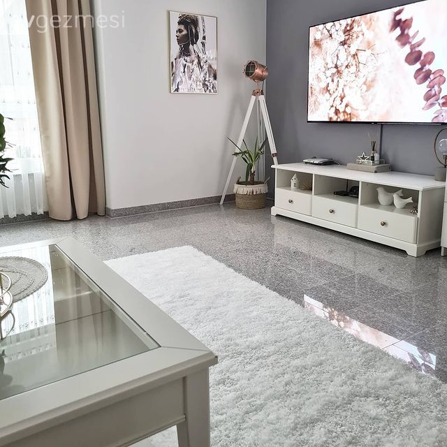 Gri duvar, Tv ünitesi, Tv ünitesi aksesuarları, Ev Aksesuar, Tablo, Duvar dekorasyonu, Zemin seramikleri, Fon perde, Perde, Orta sehpa, Sehpa