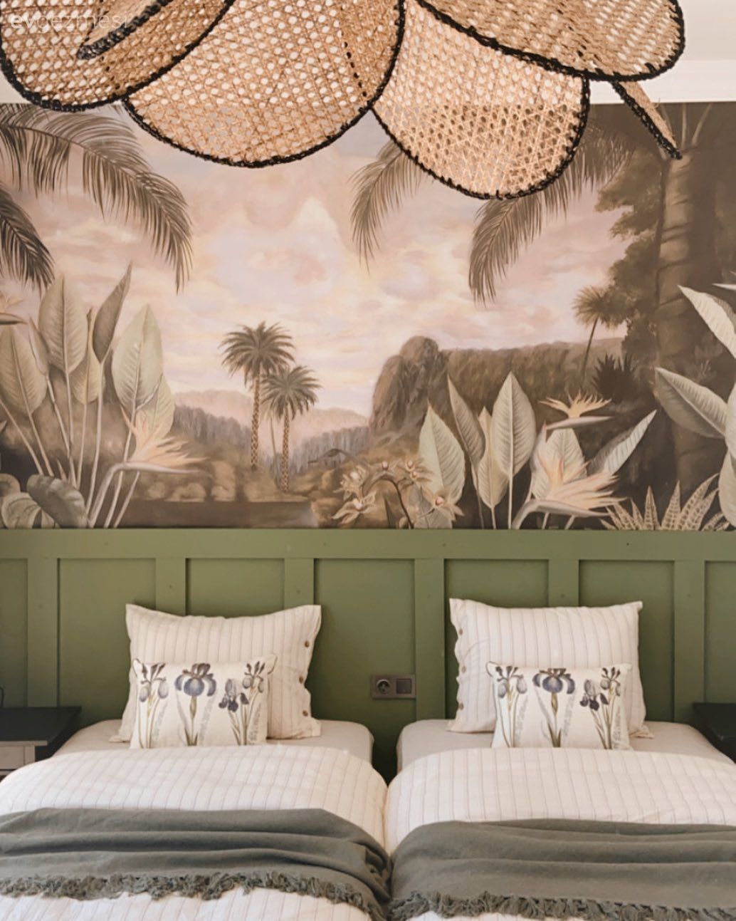 Yatak Odası, Bohem Dekorasyon, Duvar kağıdı, Duvar dekorasyonu, Yatak başlığı, Yeşil, Beyaz, Hasır, Yatak örtüsü, Yatak odası avizesi