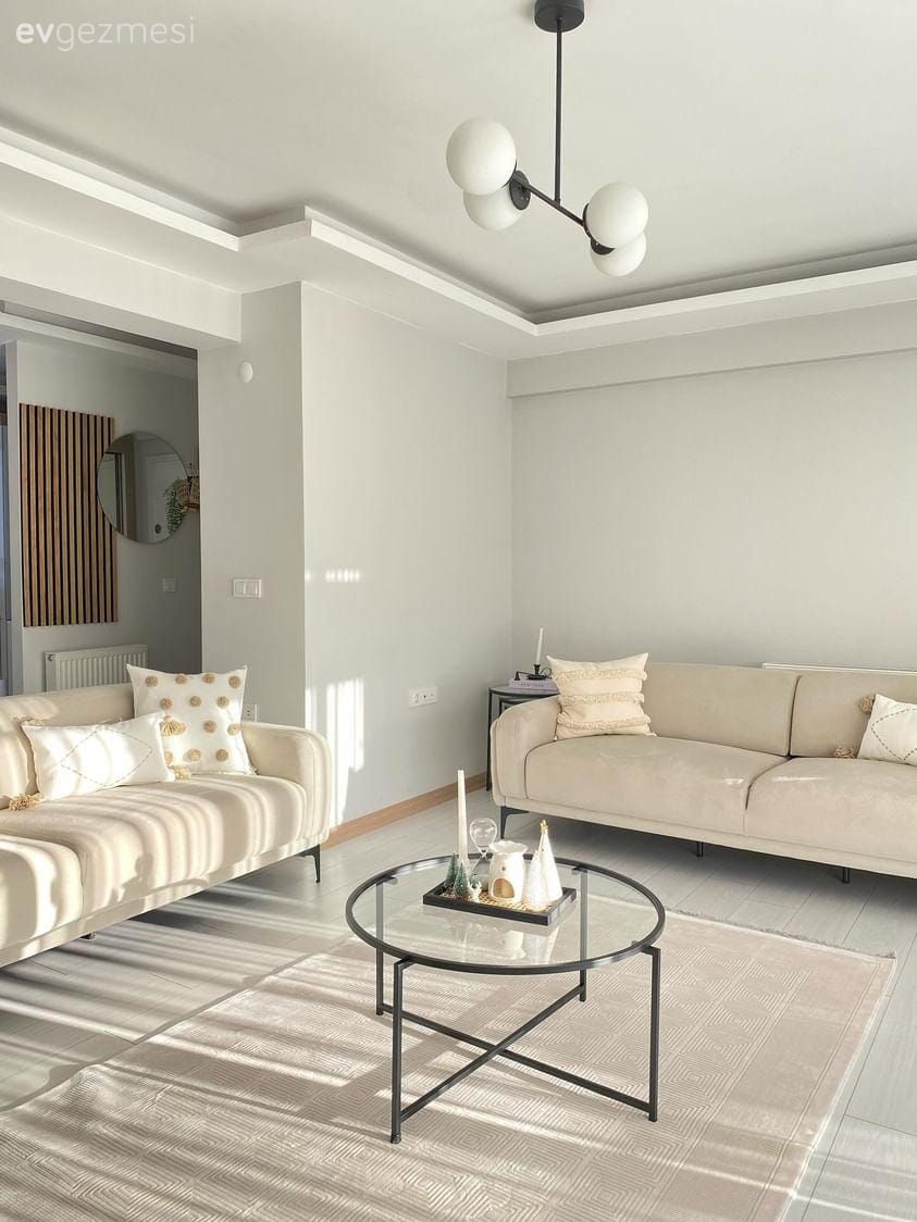 Salon, Modern, Beyaz, Bej, Koltuk takımı, Orta sehpa, Sehpa, Cam orta sehpa, Kırlent, Ev tekstili, Halı, Salon halısı, Avize, Aydınlatma