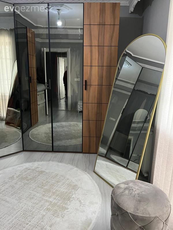 Giyinme odası, Kahverengi, Gardrop, Yatak Odası, Boy aynası, Ayna, Beyaz, Yuvarlak halı, Halı