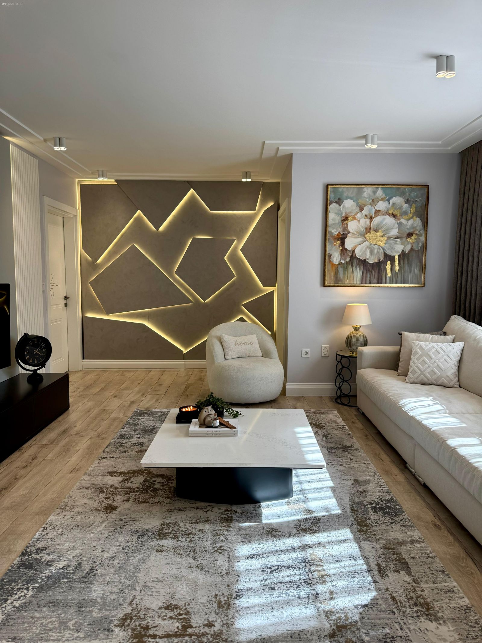 Salon, Modern, Krem, Bej, Beyaz, Siyah, Koltuk takımı, Fon perde, Perde, Tül perde, Orta sehpa, Sehpa, Halı, Salon halısı, Duvar dekorasyonu, Tablo, Parke, Abajur, Aydınlatma, Spot aydınlatma, Berjer, Tv ünitesi, Tv ünitesi aksesuarları, Ev Aksesuar