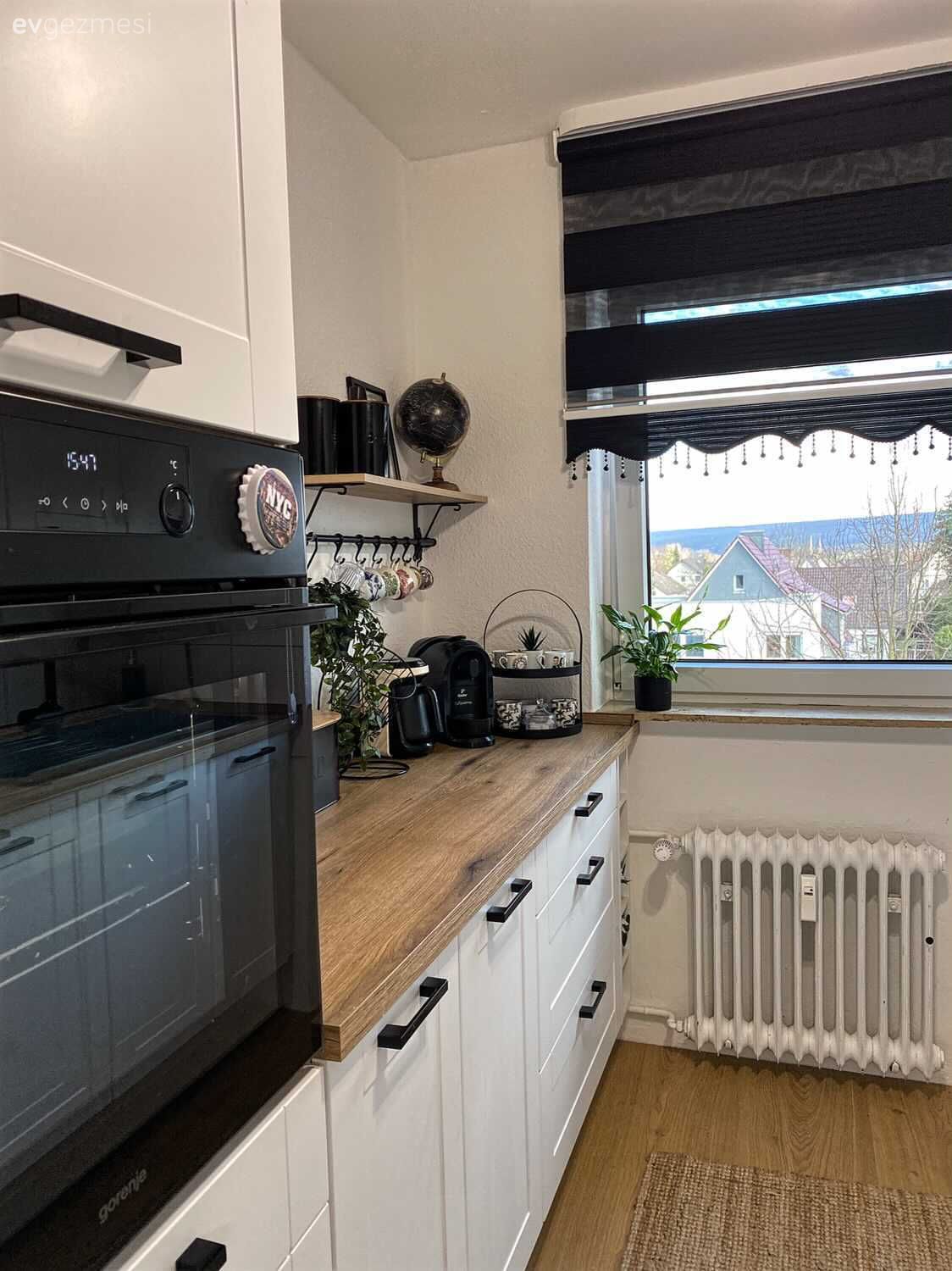 Bu Evin Bir Yanı Koyu Diğer Yanı da Oldukça Açık