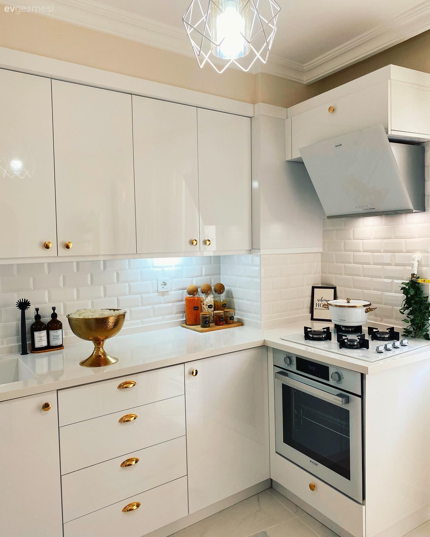 Mutfak, Beyaz, Mutfak tezgahı, Mutfak tezgah arası, Tezgah arası seramik, Metro seramik, Seramik, Davlumbaz, Ankastre, Mutfak aksesuarları