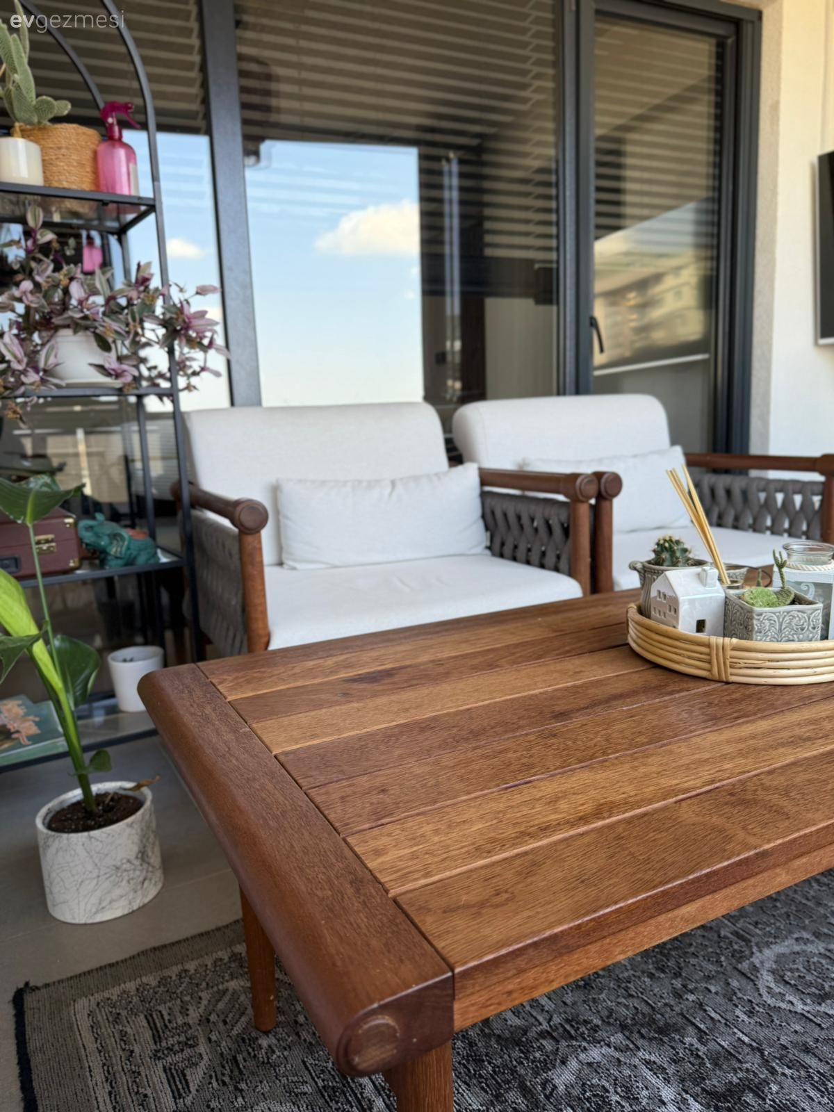 Penceresi Bol Bu Evde Sadelik ve Işıltıya Eşit Oranda Yer Var