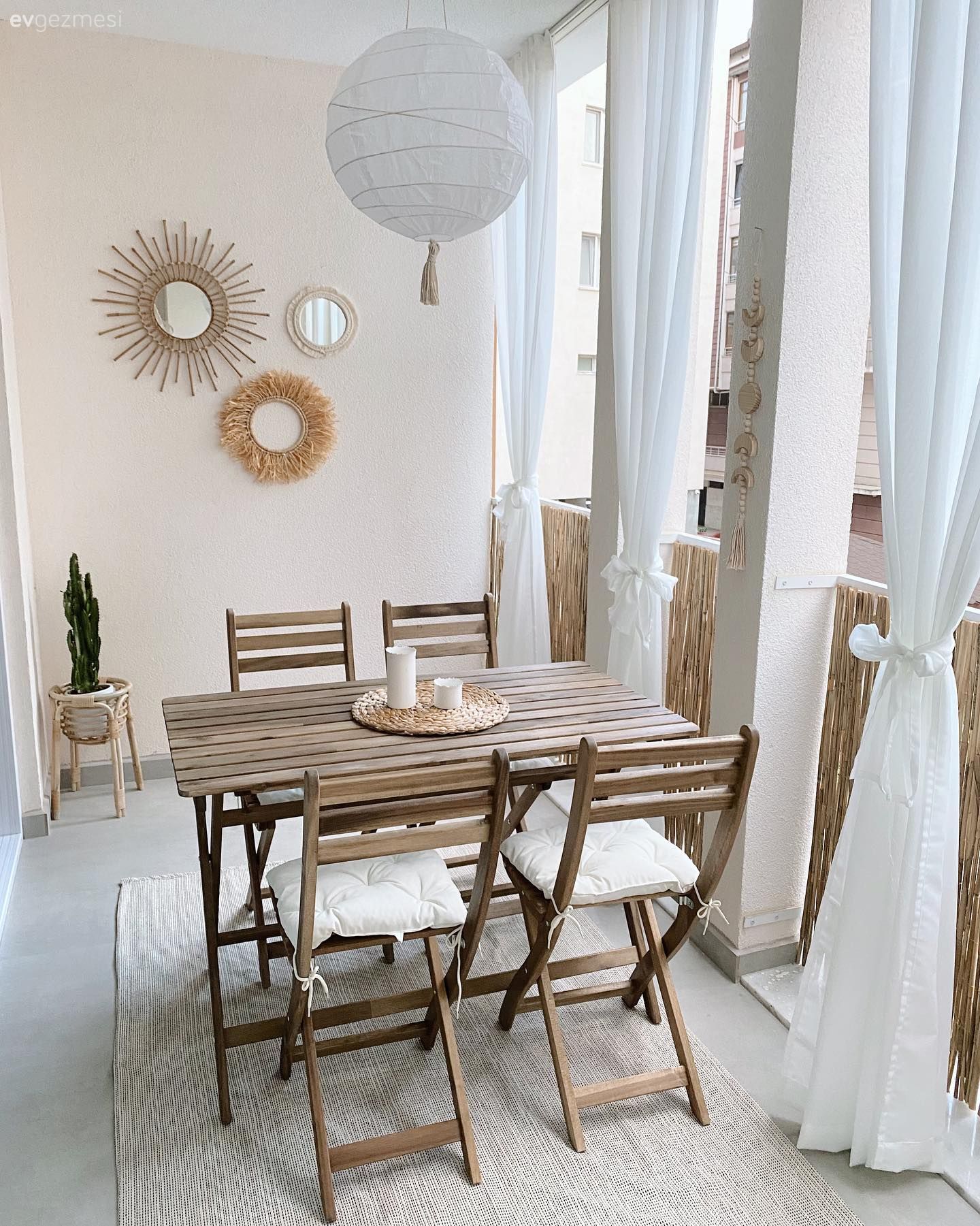 Balkon, Beyaz, İskandinav, Ahşap Mobilya, Balkon perdesi, Sandalye, Balkon masası, Balkon duvar dekorasyonu, Balkon avizesi