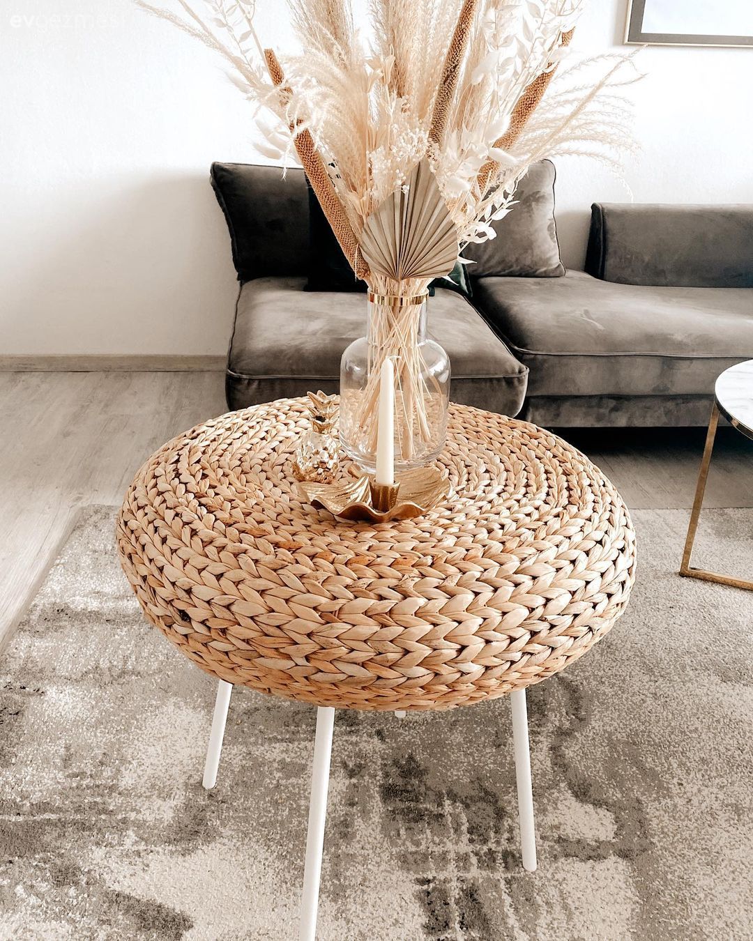 Salon, Köşe koltuk, Koltuk takımı, Gri koltuk, Tablo, Duvar dekorasyonu, Hasır sepet, Saksı, Ev bitkisi, Şamdan, Ev Aksesuar, Kırlent, Ev tekstili, Yuvarlak sehpa, Sehpa, Vazo, Pampas otu