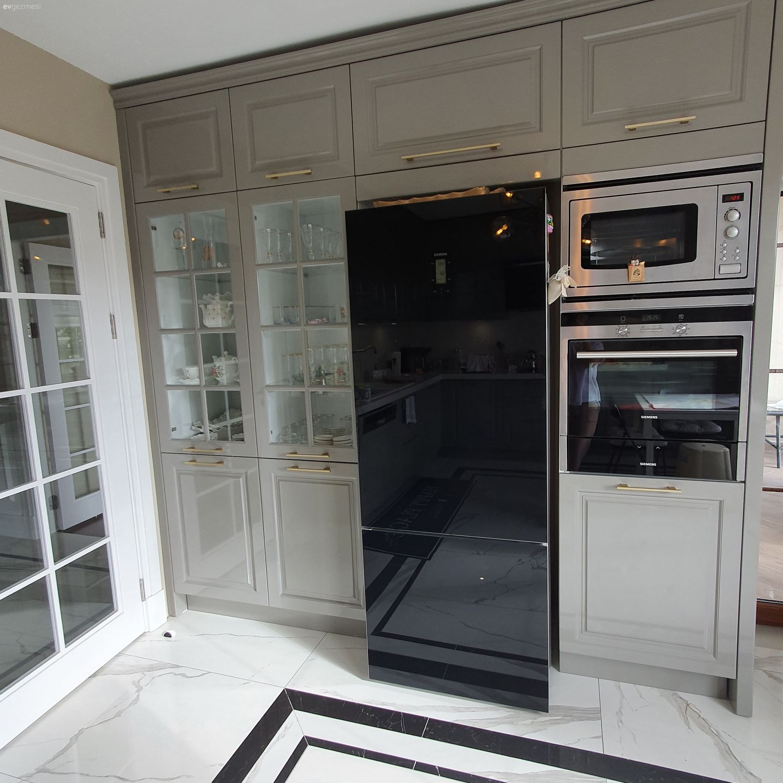 Mutfak, Gri mutfak, Siyah, Beyaz, Ankastre, Shaker kapaklı dolaplar, Mutfak zemin seramikleri, Altın