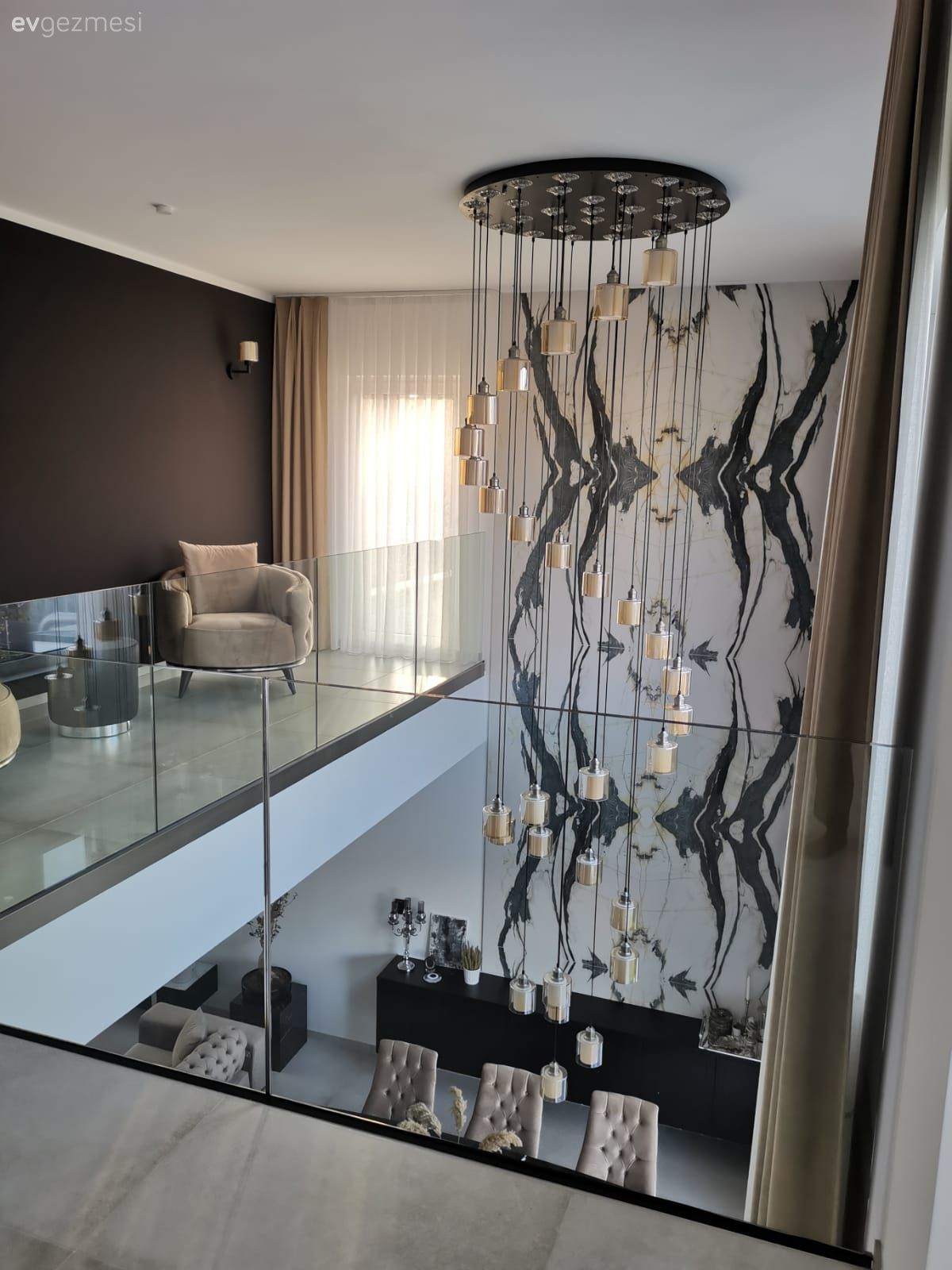 Dubleks evler, Beyaz, Siyah, Vizon, Duvar dekorasyonu, Yemek Odası, Yemek masası, Sandalye, Art deko, Siyah duvar, Berjer, Zemin seramikleri, Avize, Aydınlatma, Yemek odası avizesi