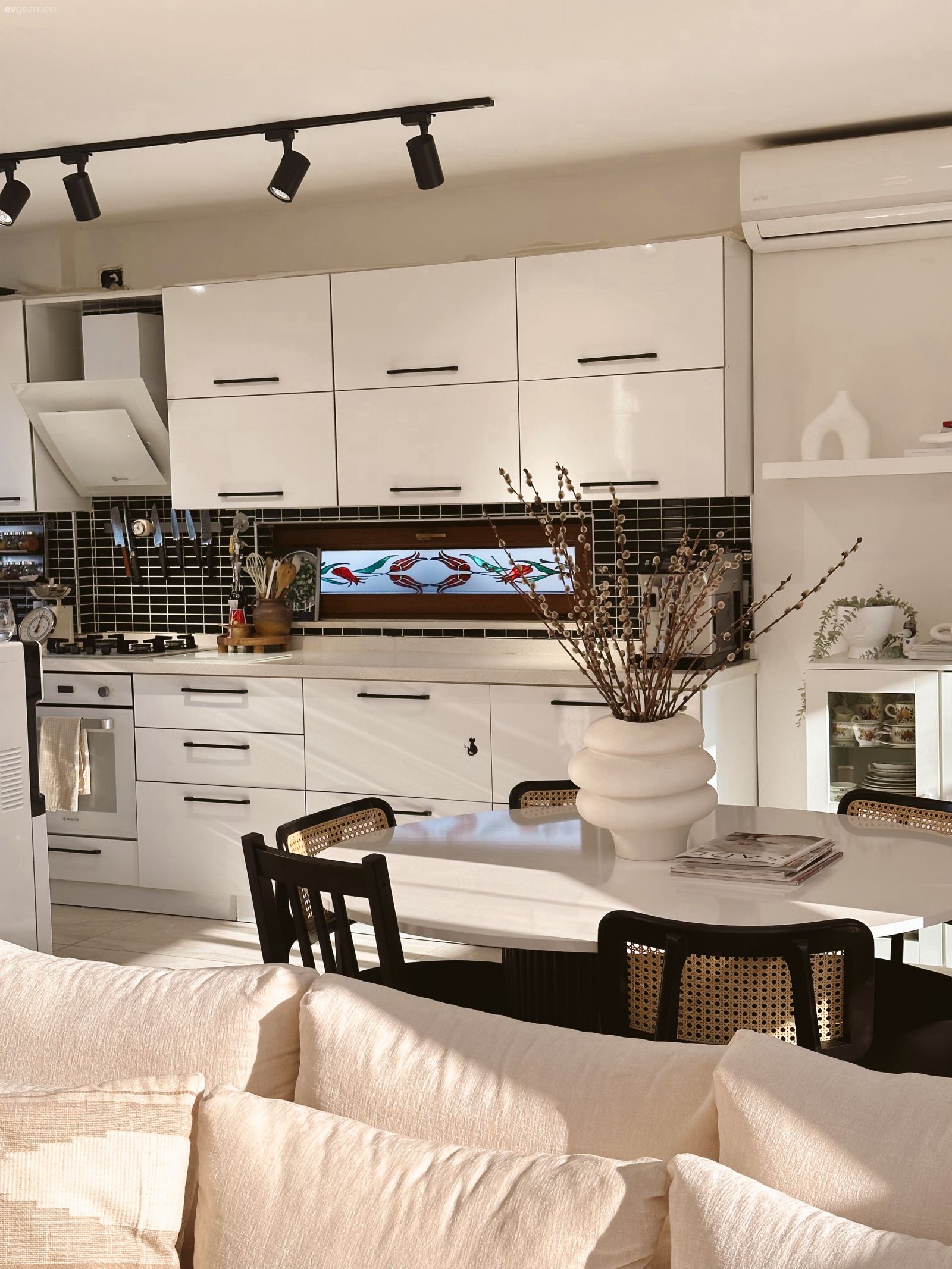 Açık konsept yaşam alanı, Krem, Bej, Amerikan Mutfak, Mutfak, Beyaz, Hazeran, Mutfak sandalyesi, Mutfak masası, Spot aydınlatma, Aydınlatma, Davlumbaz, Ankastre, Vitray