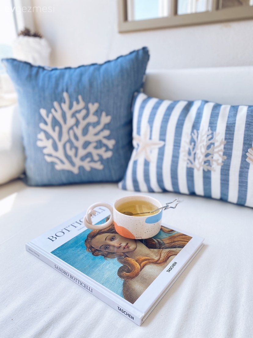 Balkon, Beyaz, Kırlent, Ev tekstili, Çizgili desen, Desenler, Sedir, Pencere duvar dekoru, Duvar dekorasyonu