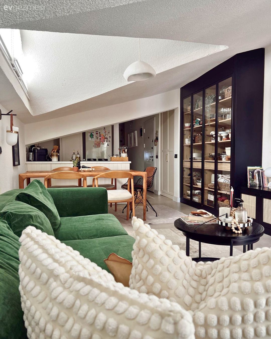 Salon, Bohem Dekorasyon, Yeşil, Koltuk takımı, Orta sehpa, Sehpa, Vitrin, Kırlent, Ev tekstili, Ahşap Mobilya, Yuvarlak sehpa, Dekoratif Objeler, Amerikan Mutfak, Mutfak