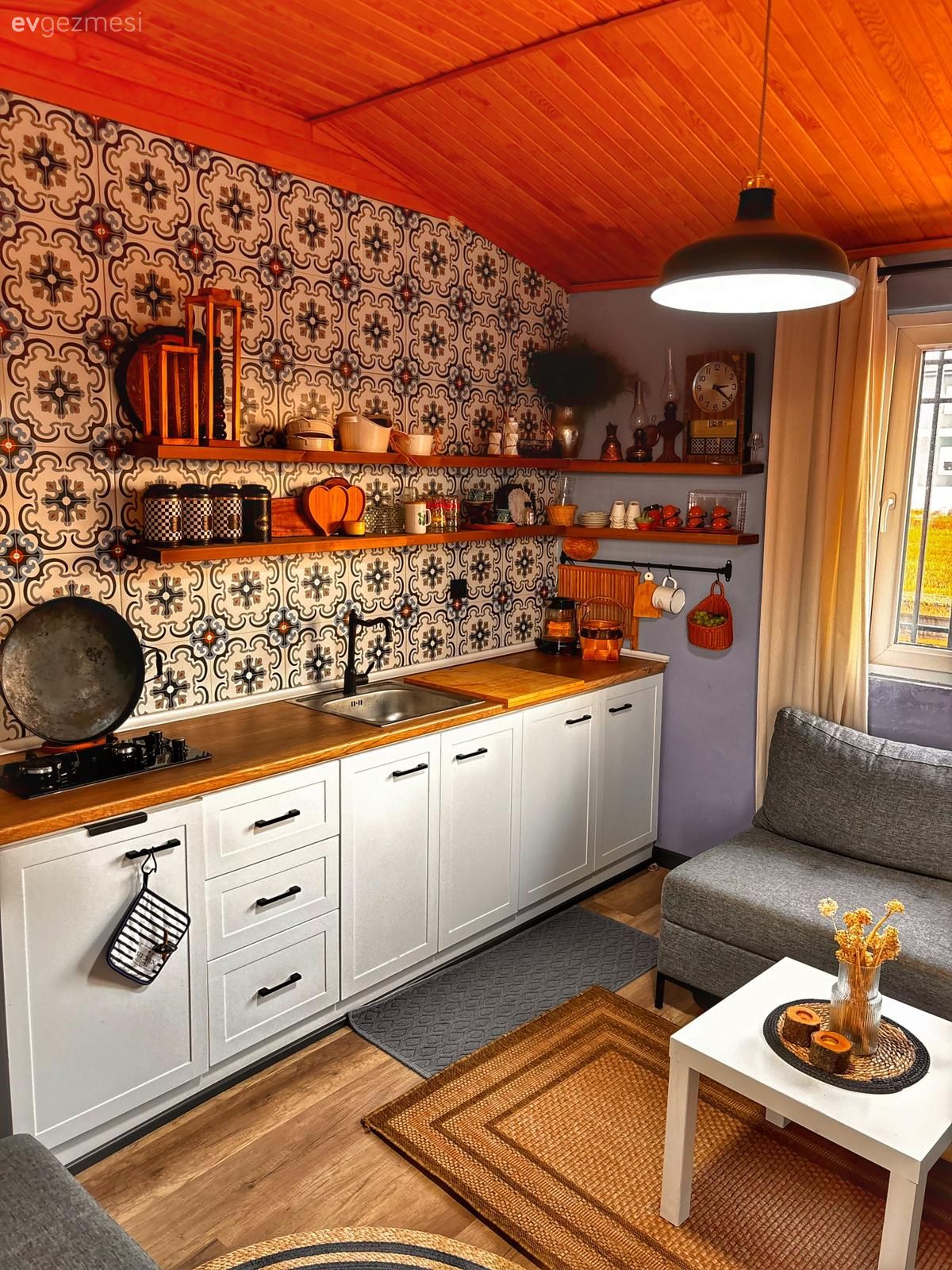 Bahçeye Yapılan Bu Tek Odalı Ev Tatillerde Kaçış Mekânı