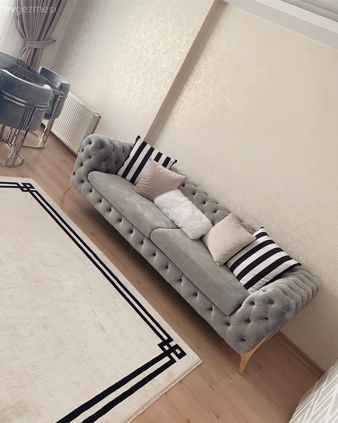 Salon, Büyük salon, Modern, Gri, Siyah, Beyaz, Modern chesterfield, Kırlent, Ev tekstili, Çizgili desen, Desenler, Fon perde, Perde, Tül perde, Halı, Salon halısı, Yemek masası, Sandalye, Geometrik desen, Duvar dekorasyonu, Gümüş