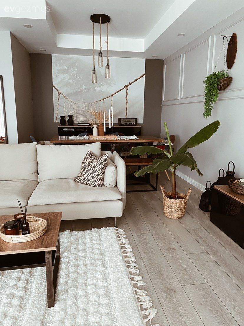 Salon, Modern, Bohem Dekorasyon, Beyaz, Bej, Orta sehpa, Sehpa, Halı, Salon halısı, Koltuk takımı, Tv ünitesi, Tv ünitesi aksesuarları, Ev Aksesuar, Yemek masası, Sandalye, Tablo, Duvar dekorasyonu, Duvar çıtalama, Ev bitkisi, Sarkıt, Aydınlatma