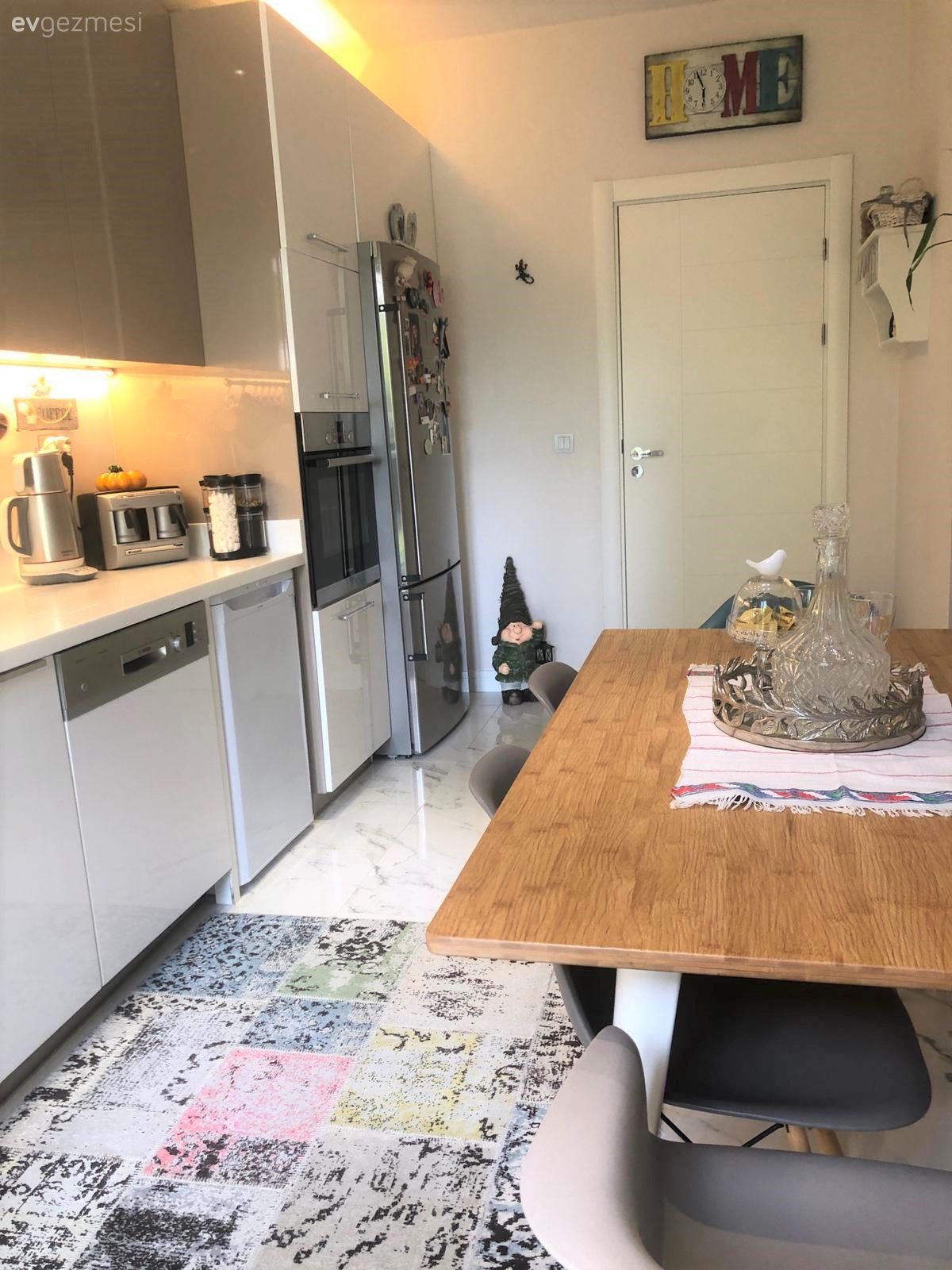 Beyaz mutfak, Mutfak, Modern mutfak, Mutfak tezgahı, Mutfak tezgah arası, Tezgah arası seramik, Ankastre, Mutfak halısı, Mutfak masası, Sandalye, Yeşil, Spot aydınlatma, Aydınlatma, Mutfak duvar dekorasyonu, Mutfak aksesuarları, Kulpsuz mutfak dolabı, Gri