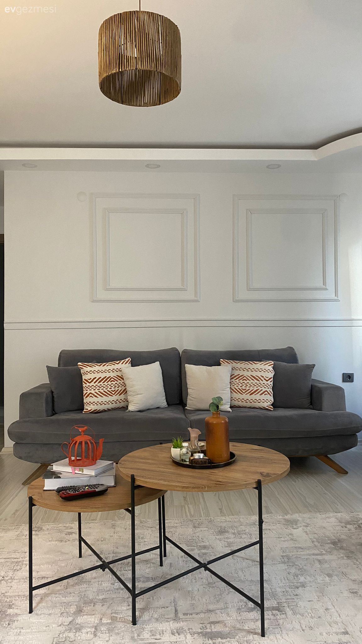 Duvar çıtalama, Gri, Beyaz, Bej, Avize, Aydınlatma, Kırlent, Ev tekstili, Orta sehpa, Sehpa, Halı, Salon halısı