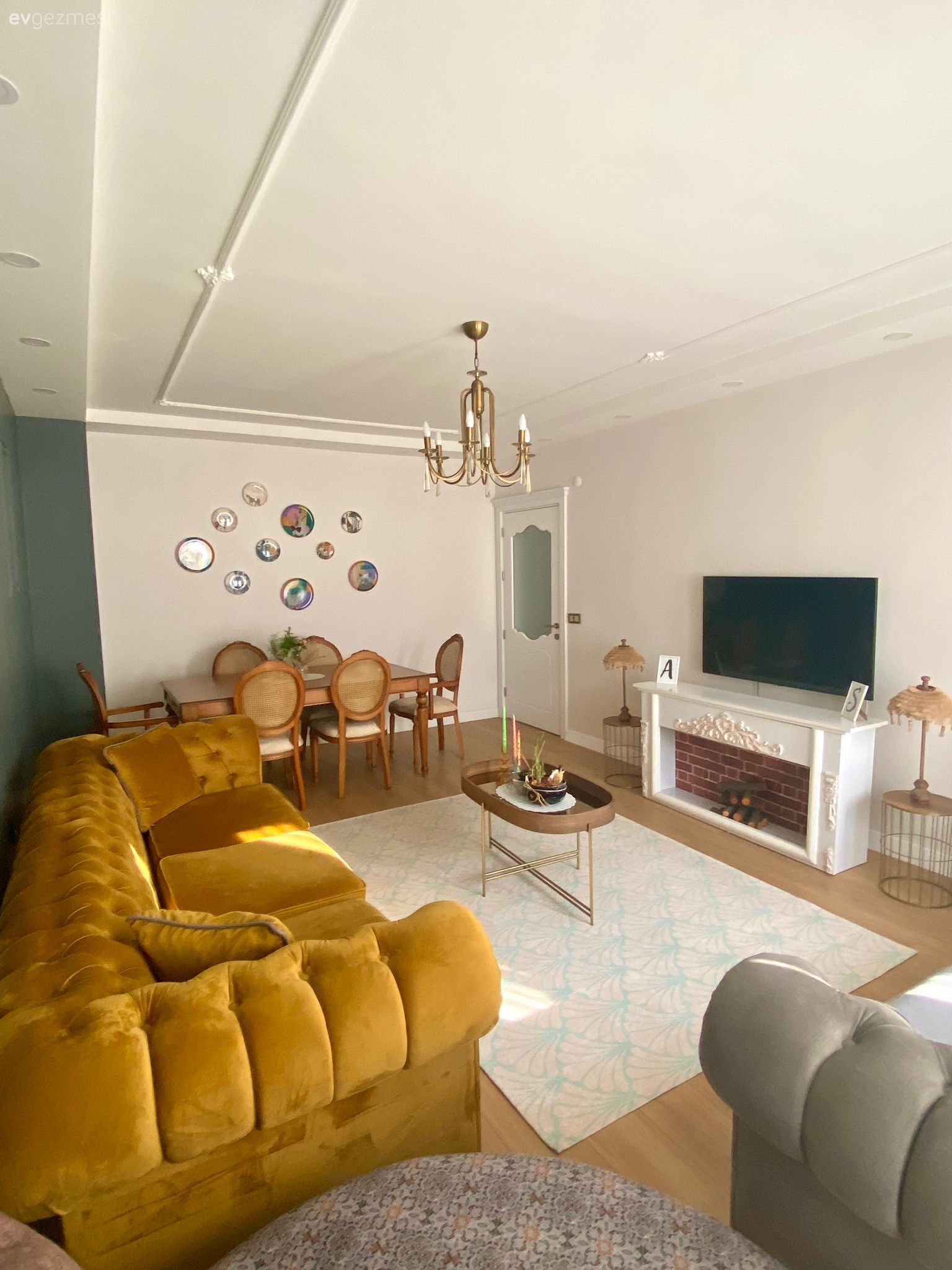 Salon, Country, Hardal, Gri, Bej, Ahşap Mobilya, Halı, Salon halısı, Beyaz, Avize, Aydınlatma, Salon avizesi, Dekoratif Objeler, Kırlent, Ev tekstili, Gri duvar