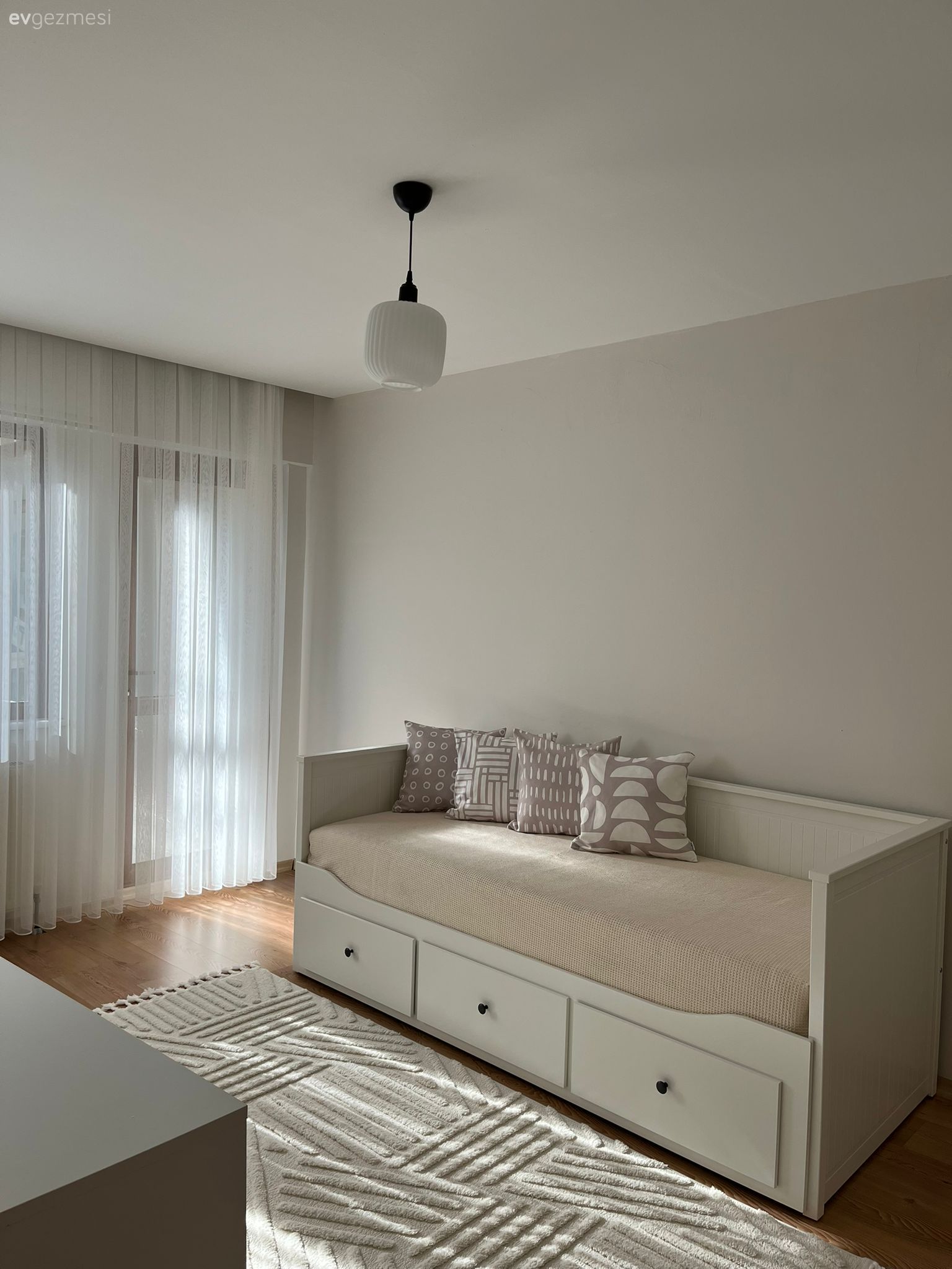 Bu Dikdörtgen Salon Modern Mobilyalarla Şekillenmiş