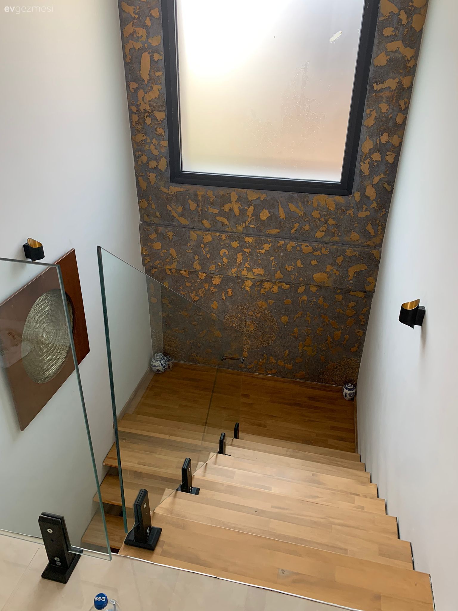 Kuşadası'ndaki Bu Evde Doğal Materyaller Koyu Pigmentlerle Buluşmuş!