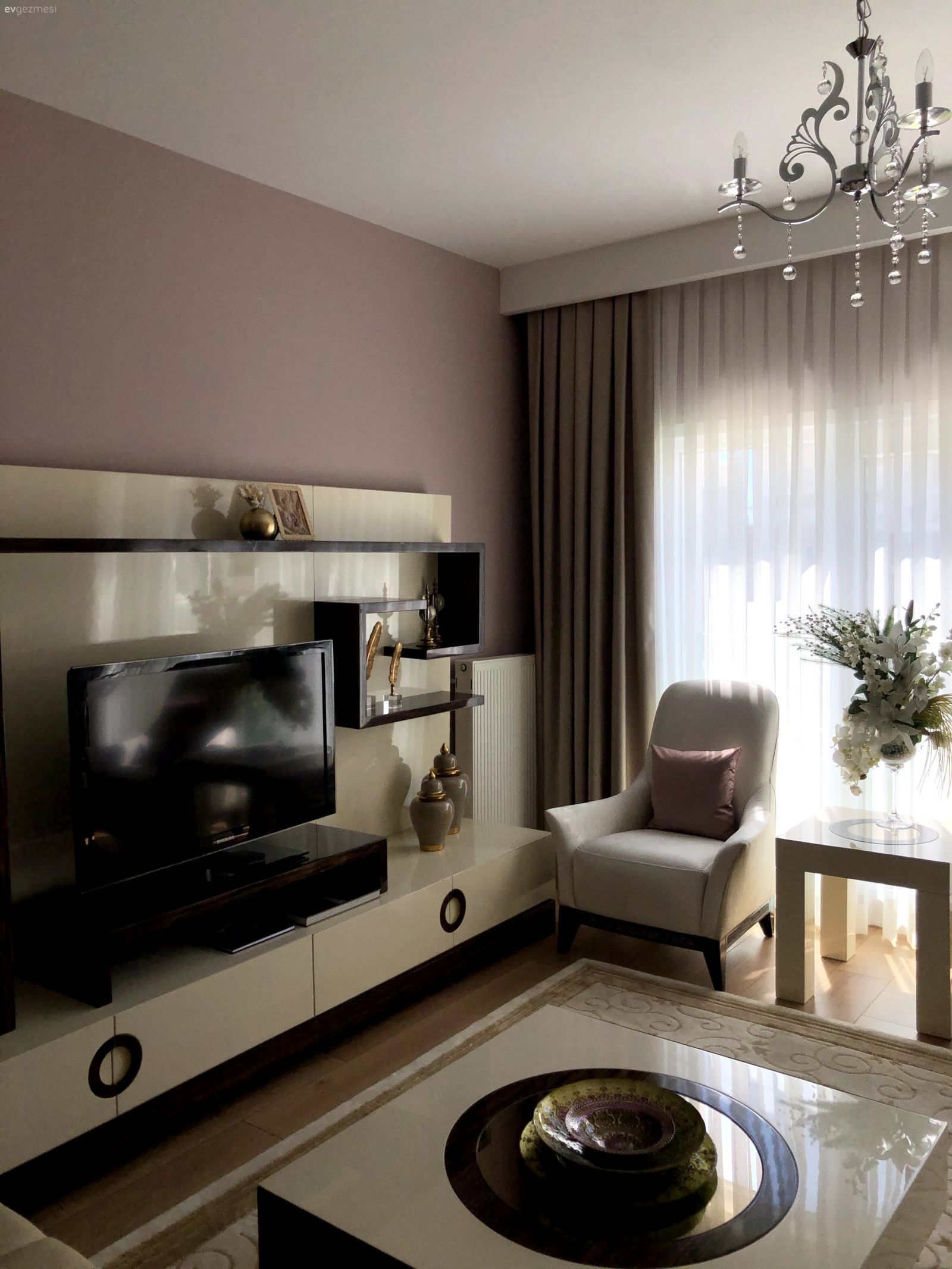 Tv ünitesi, Tv ünitesi aksesuarları, Ev Aksesuar, Beyaz, Siyah, Berjer, Yan sehpa, Sehpa, Orta sehpa, Fon perde, Perde, Tül perde, Avize, Aydınlatma, Salon avizesi, Halı, Salon halısı