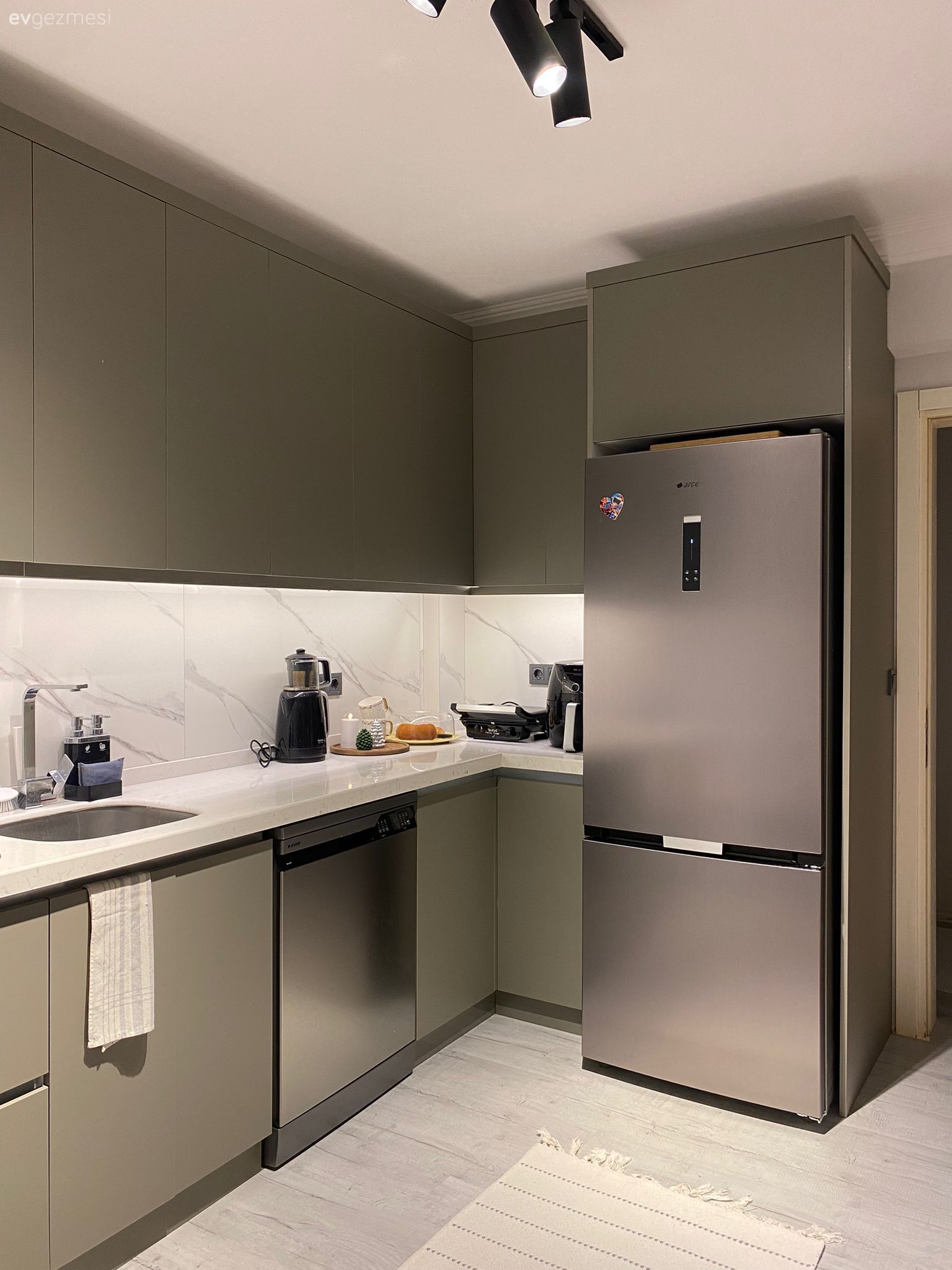 Mutfak, Modern mutfak, Gri, Vizon, Beyaz, Modern, Mutfak tezgahı, Mutfak tezgah arası, Spot aydınlatma, Aydınlatma, Mutfak halısı, Mutfak aksesuarları