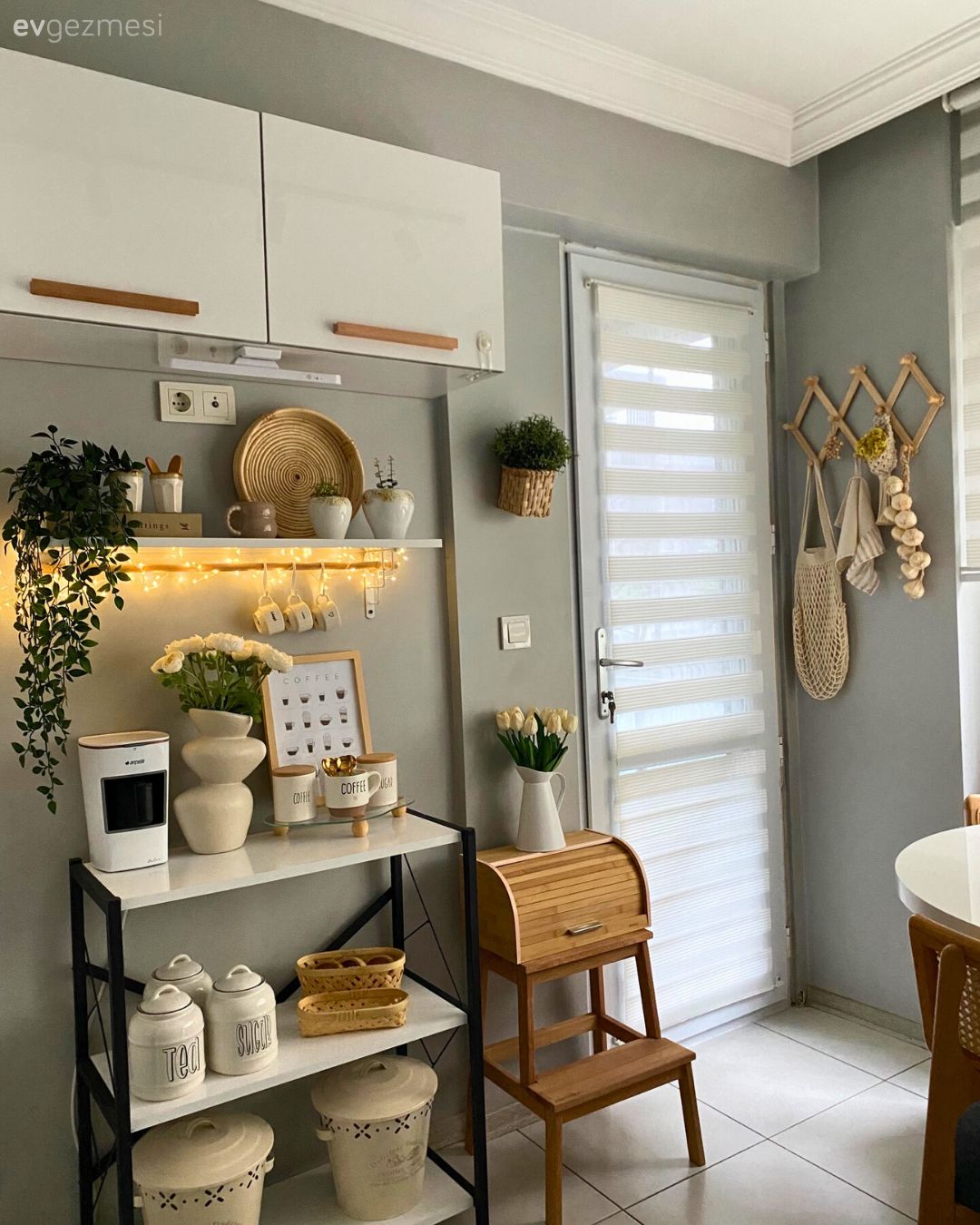 Gri, Gri duvar, Kahve köşesi, Beyaz, Tabure, Mutfak aksesuarları, Mutfak, Mutfak masası