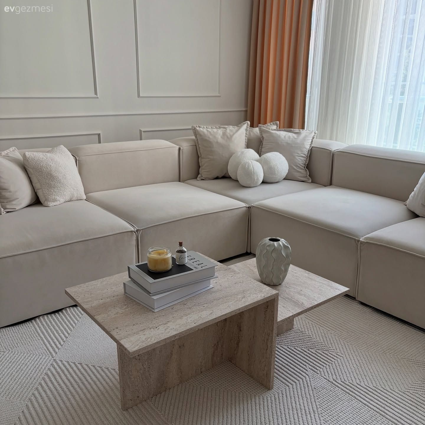 Salon, İskandinav, Beyaz, Krem, Bej, Köşe koltuk, Koltuk takımı, Duvar çıtalama, Halı, Salon halısı, Fon perde, Perde, Tül perde, Kırlent, Ev tekstili, Orta sehpa, Sehpa