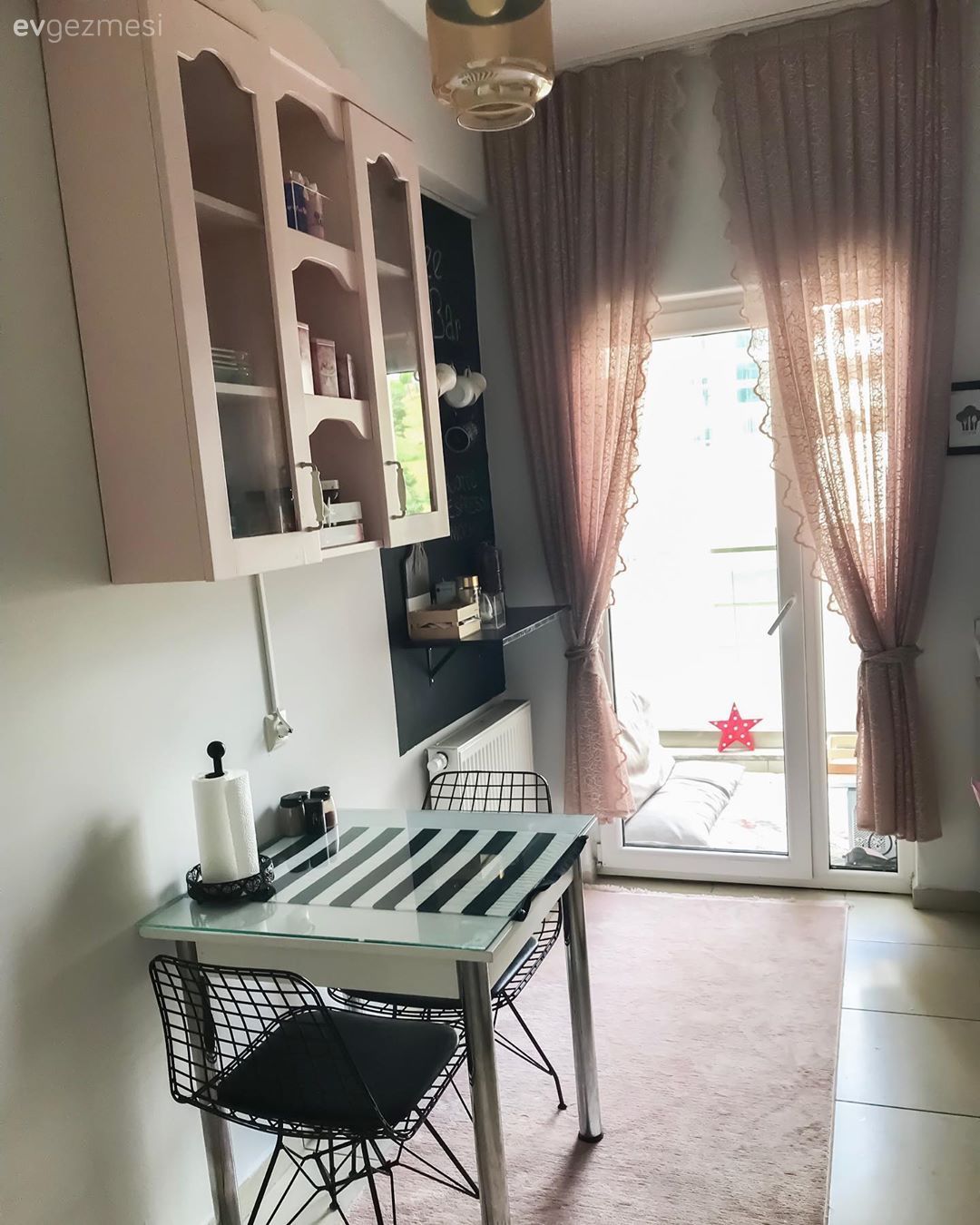 Ev Gezmesi: Konforu Işıltıyla Buluşturan Bir İstanbul Evi