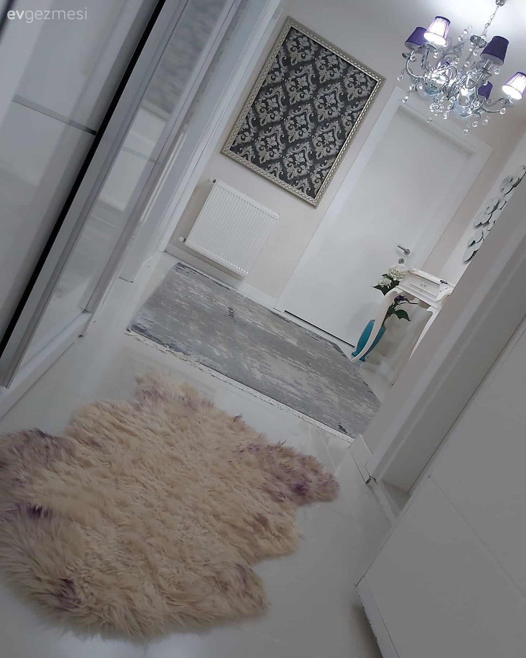 Bu Evin İçinde Kırmızının İddiası Ahşapların Sıcaklığıyla Karışmış!