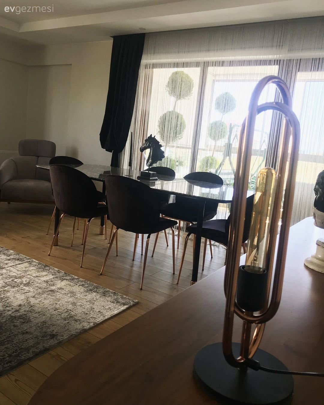 Bu Salonun Odağında Zıt Kutupların Kontrastı Var