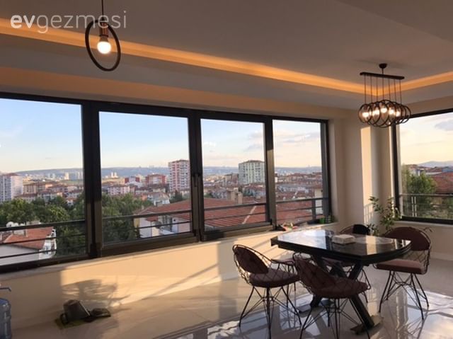 Mutfak, Modern mutfak, Mutfak masası, Beyaz, Siyah, Gri, Metal sandalye, Sandalye, Ev bitkisi, Mutfak Avize Modelleri, Tavan dekorasyon