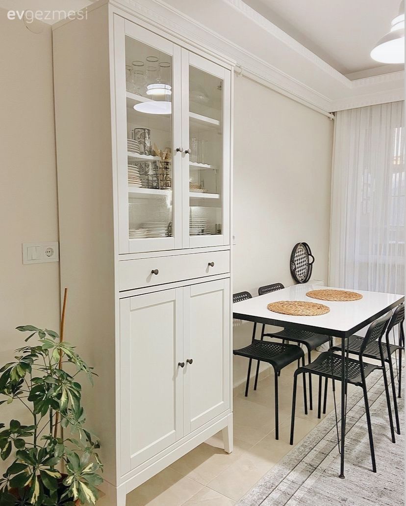 Mutfak, İskandinav, Beyaz, Siyah, Ekstra mutfak dolabı, Sandalye, Mutfak masası, Tül perde, Perde, Hasır avize, Ev bitkisi