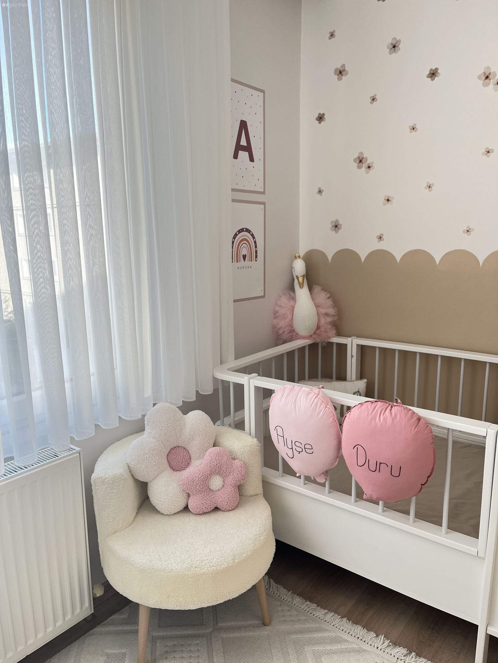Bebek odası, Beyaz, Kahverengi, Krem, Duvar dekorasyonu, Çocuk odası duvar dekorasyonu, Dekoratif Objeler, Beşik, Tül perde, Perde, Berjer