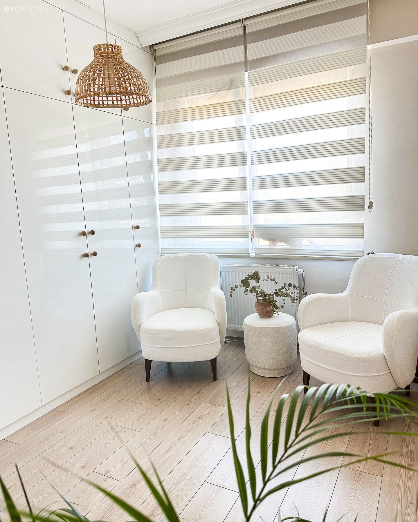 Giyinme odası, Beyaz, Krem, Stor perde, Hasır avize, Ev bitkisi, Berjer