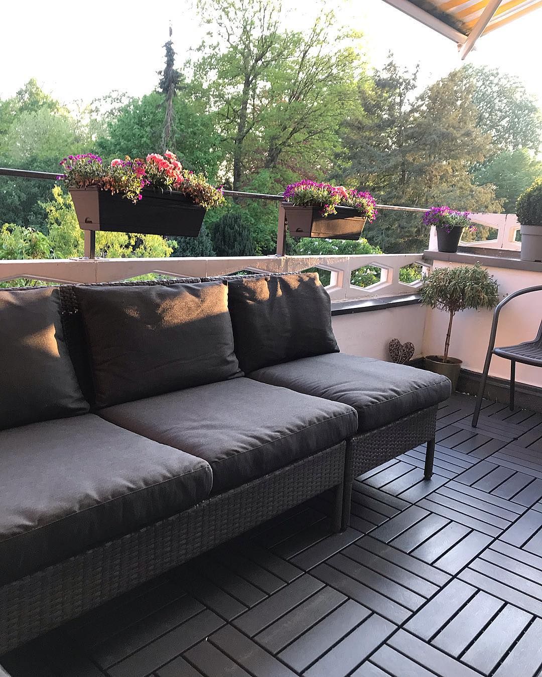 Balkon, Balkon oturma grubu, Balkon çiçekleri, Saksı, Balkon zemini, Gri