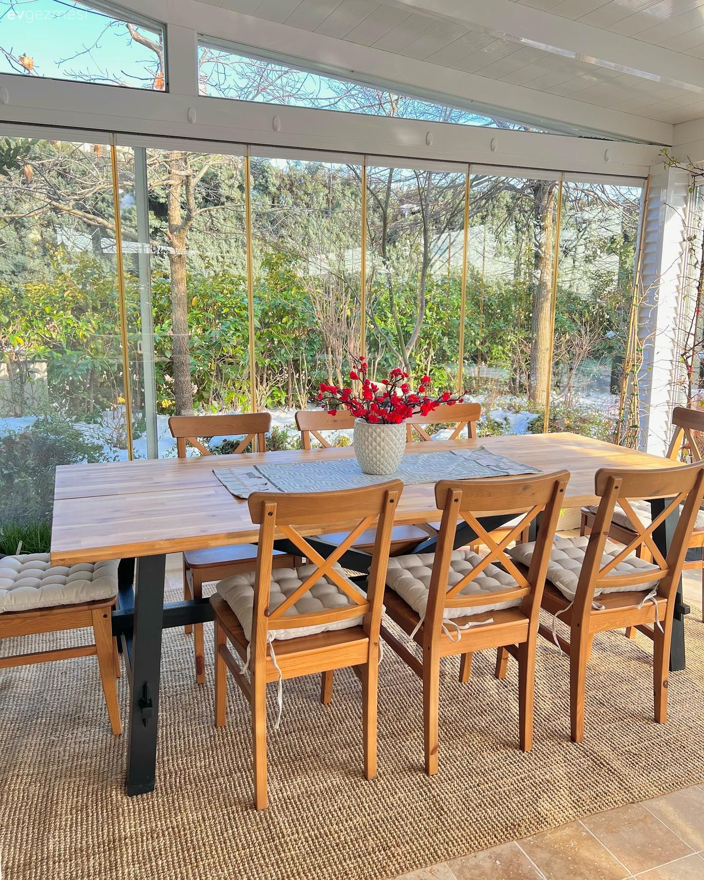 Kış bahçesi, Ahşap Mobilya, Sandalye, Kahverengi, Yemek Odası, Vazo, Ev Aksesuar, Çiçekler, Jüt halı, Halı