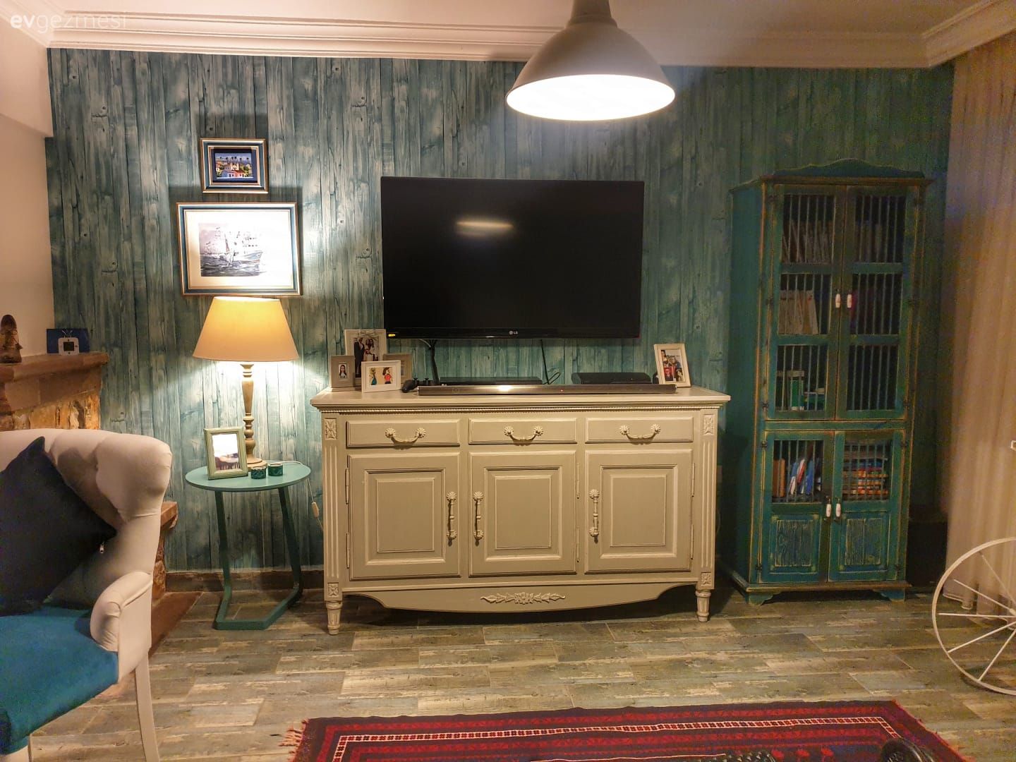 Mavi, Beyaz, Rustik, Vitrin, Tv ünitesi, Tv ünitesi aksesuarları, Ev Aksesuar, Abajur, Aydınlatma, Avize, Sandalye, El dokuma halı, Halı