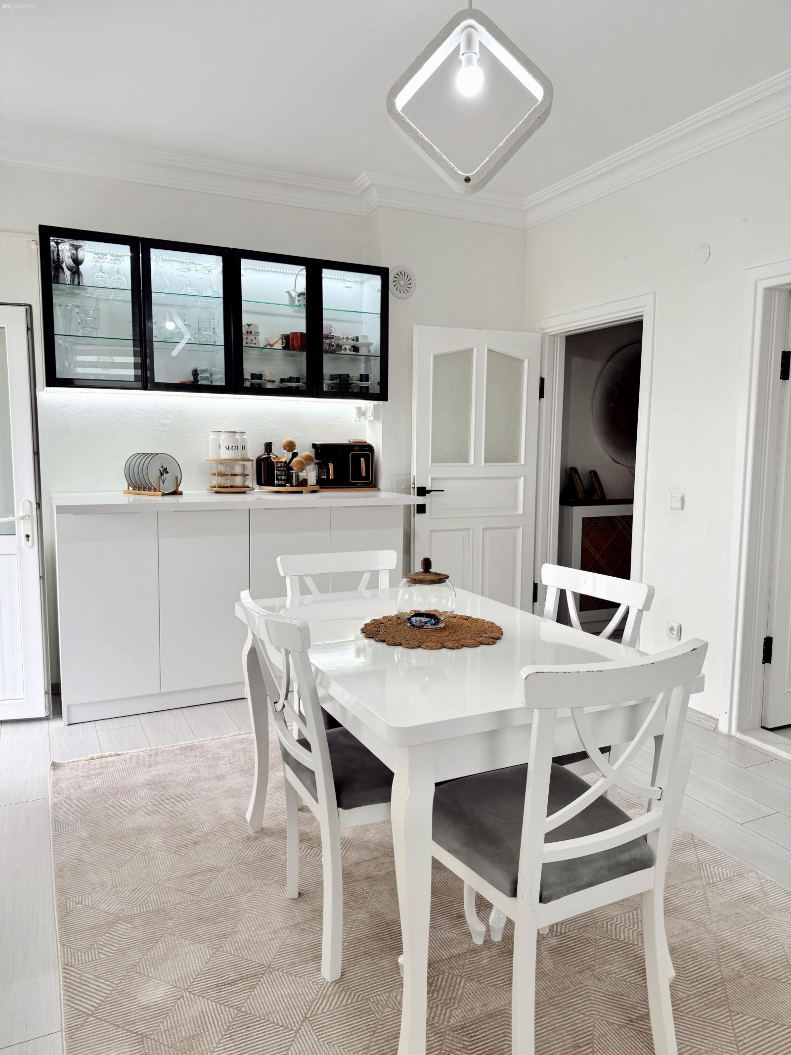 Beyazla Ferahlayan Bu Samsun Mutfağında Her Şey Tam Kararında