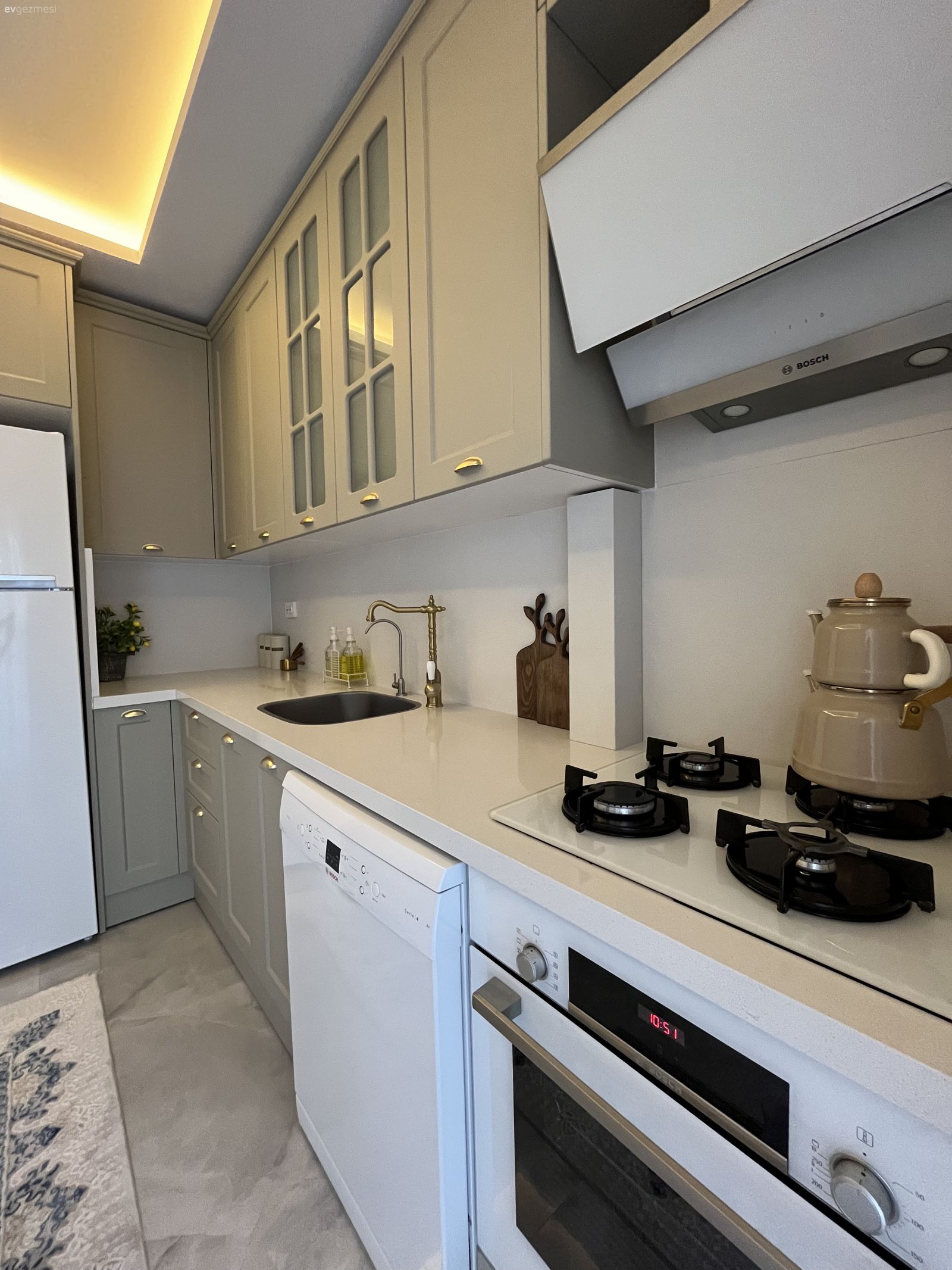 Bu Küçük Manisa Mutfağında Gri Dolaplar Şıklık Kaynağı