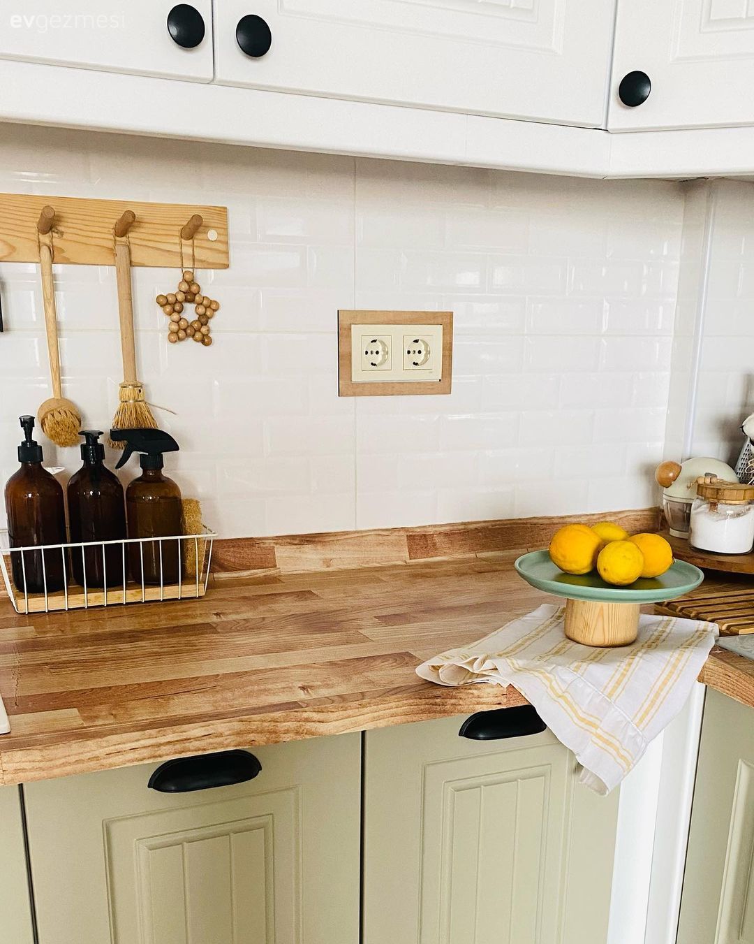 Mutfak, Country mutfak, Beyaz, Vizon, Ahşap mutfak tezgahı, Mutfak tezgahı, Shaker kapaklı dolaplar, Metro seramik, Seramik, Mutfak aksesuarları