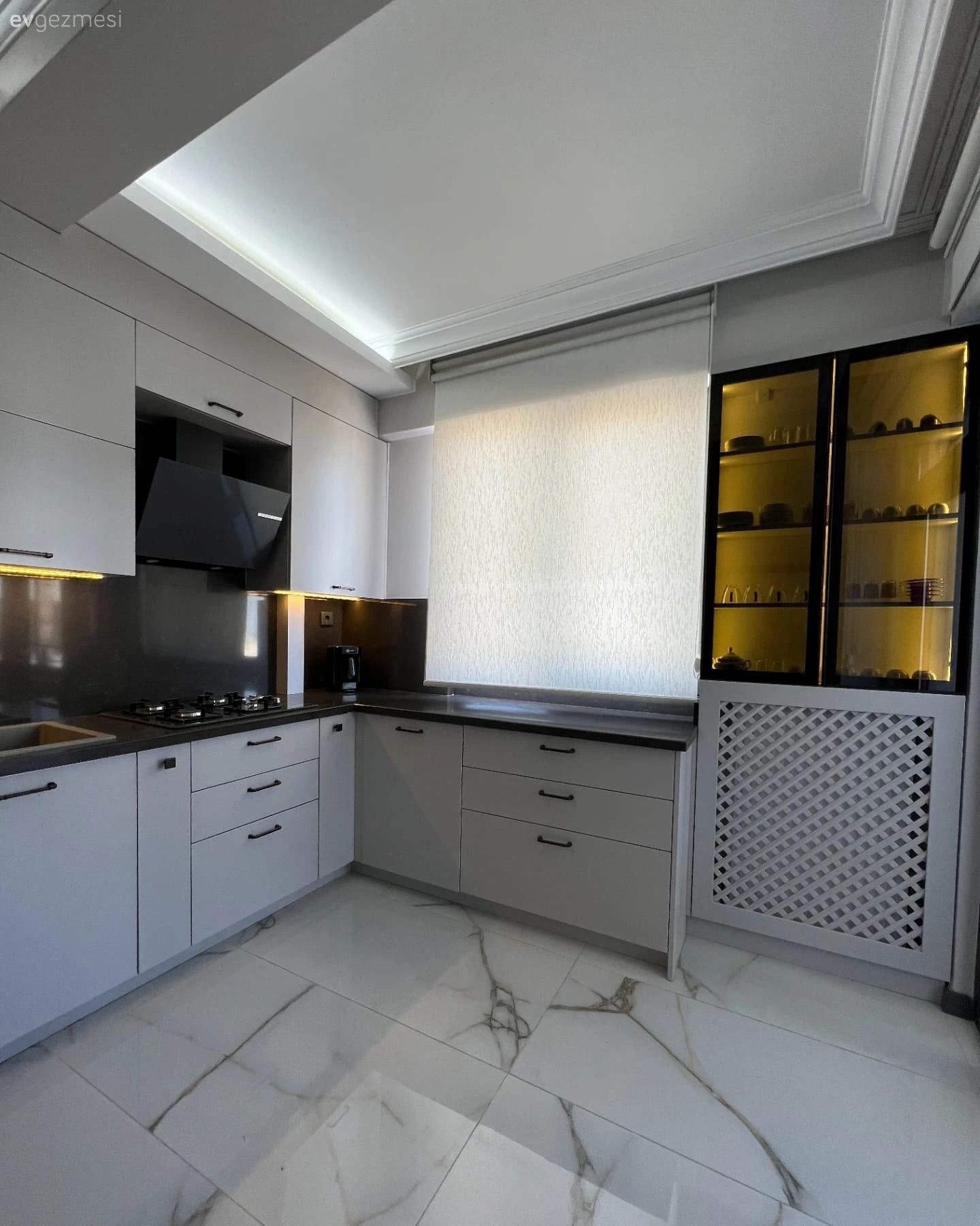 Asimetrik Dolaplar Bu Mutfağın Her Köşesine İşlevsellik Katmış