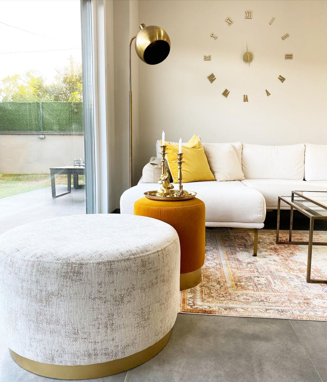 Salon, Ev Aksesuar, Metal duvar saati, Sarı, Beyaz, Altın, Bej, Krem, Puf, Parke, Halı, Perde, Lambader, Aydınlatma