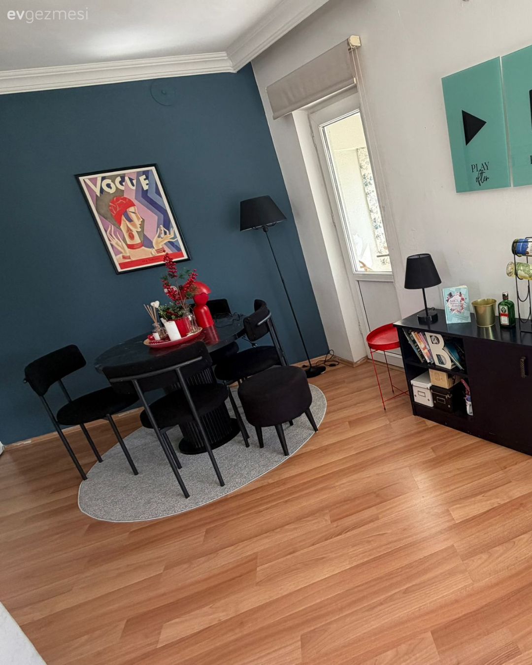 Tablo, Duvar dekorasyonu, Yeşil, Siyah, Konsol üzeri dekoratif objeleri, Parke, Mavi duvar, Dekoratif Objeler, Yemek masası, Sandalye, Yuvarlak halı, Halı