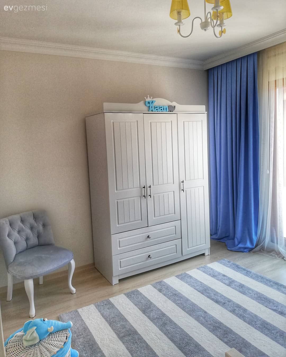 Çocuk Odası, Beyaz, Mavi, Gri, Fon perde, Perde, Tül perde, Komodin, Çizgili desen, Desenler, Halı, Çocuk odası duvar dekorasyonu, Berjer