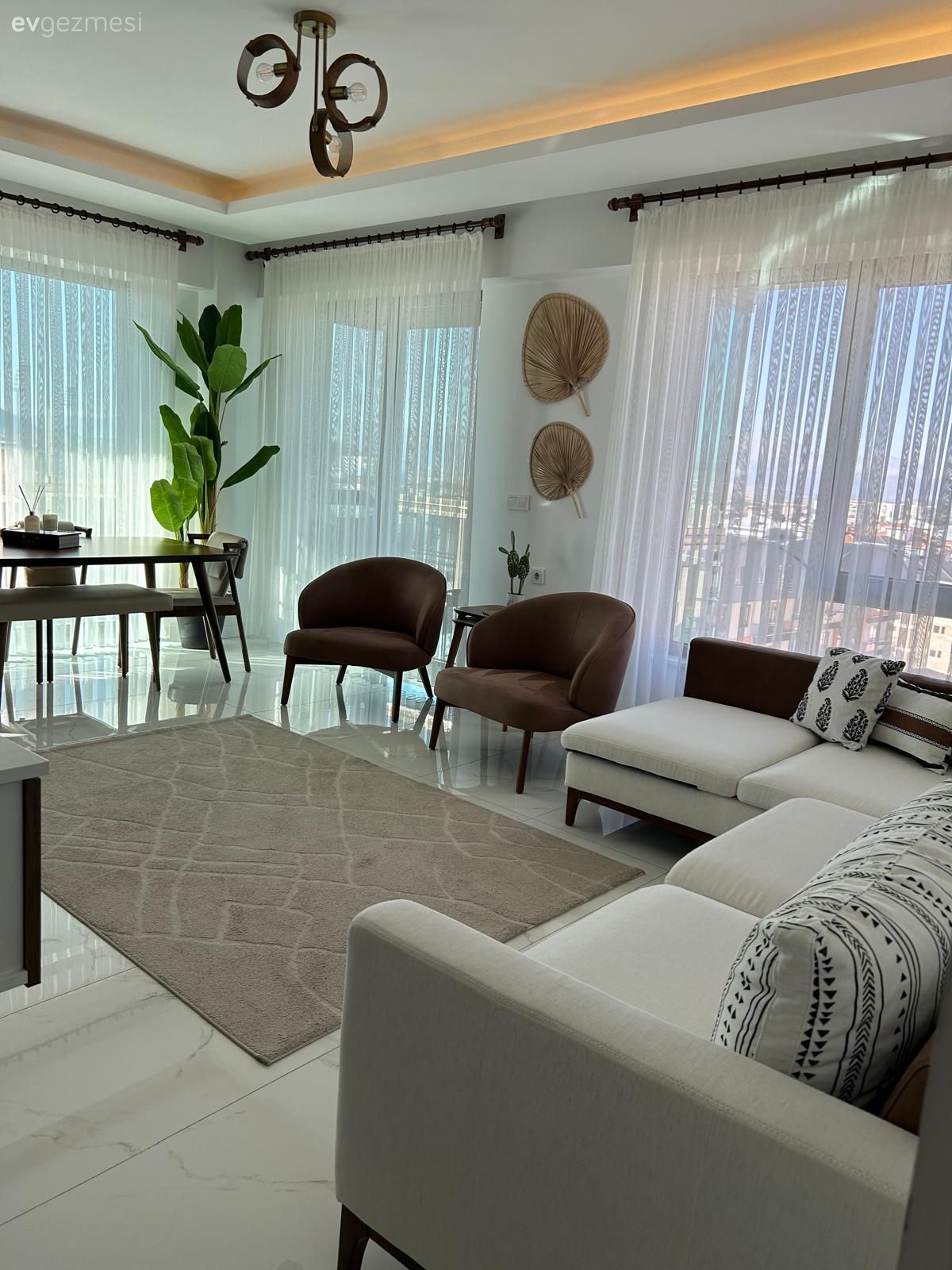 Salon, Modern, Beyaz, Kahverengi, Köşe koltuk, Koltuk takımı, Berjer, Sandalye, Ev bitkisi, Yemek masası, Halı, Salon halısı, Tül perde, Perde, Led aydınlatma, Aydınlatma, Dekoratif Objeler, Duvar dekorasyonu, Parke