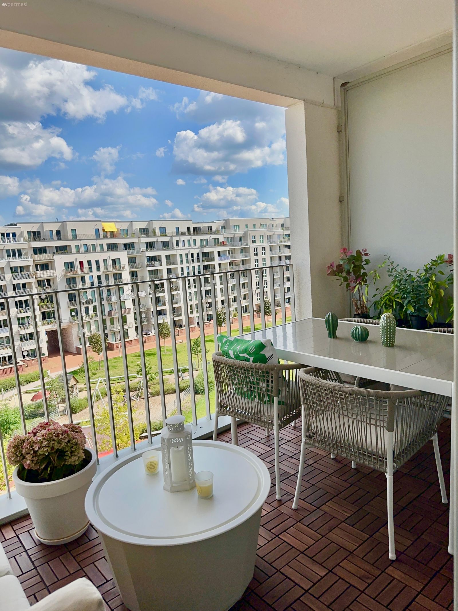 Balkon, Beyaz, Balkon oturma grubu, Balkon masası, Kırlent, Ev tekstili, Sandalye, Balkon zemini