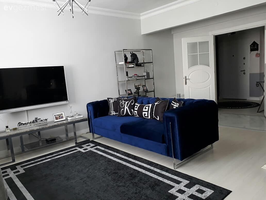 Salon, Parlament mavisi, Gri, Antrasit  , Halı, Salon halısı, Kitaplık, Metal ayaklı sehpa, Sehpa, Tv ünitesi, Tv ünitesi aksesuarları, Abajur, Aydınlatma, Koltuk takımı, Kırlent, Ev Aksesuar, Dekoratif Objeler, Salon avizesi, Vitrin