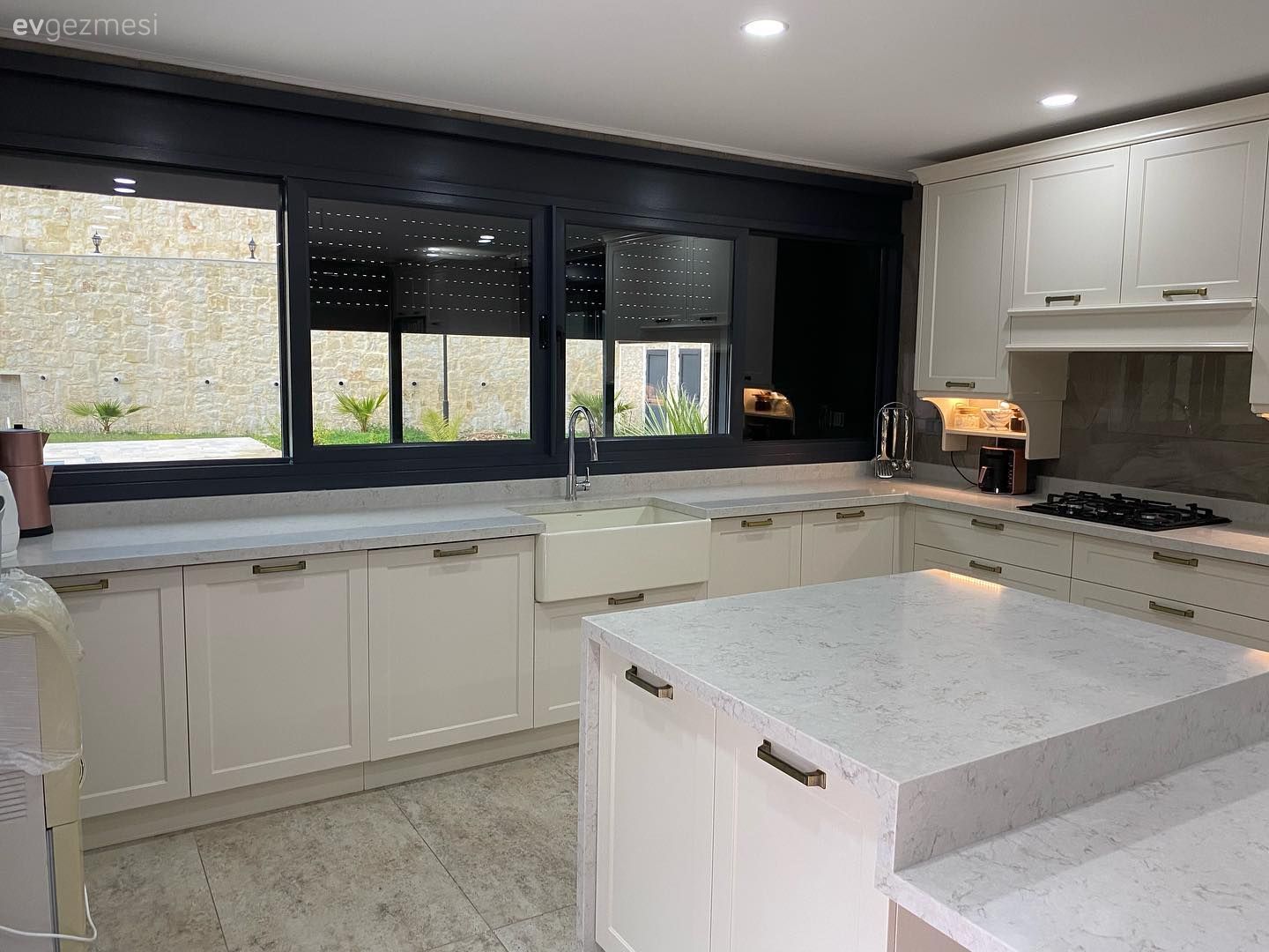 Bu Geniş Mutfakta Alanın Hakkını Verecek Tasarımlara Başvurulmuş!